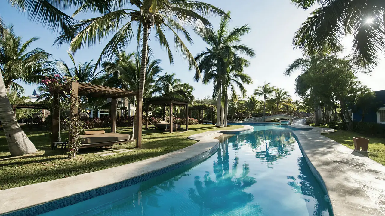 Basen i palmy w hotelu Iberostar Paraiso Del Mar