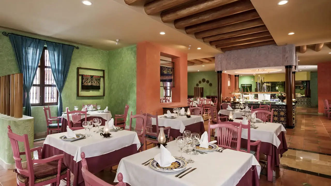 Restauracja w Iberostar Paraiso Del Mar z nakrytymi stołami