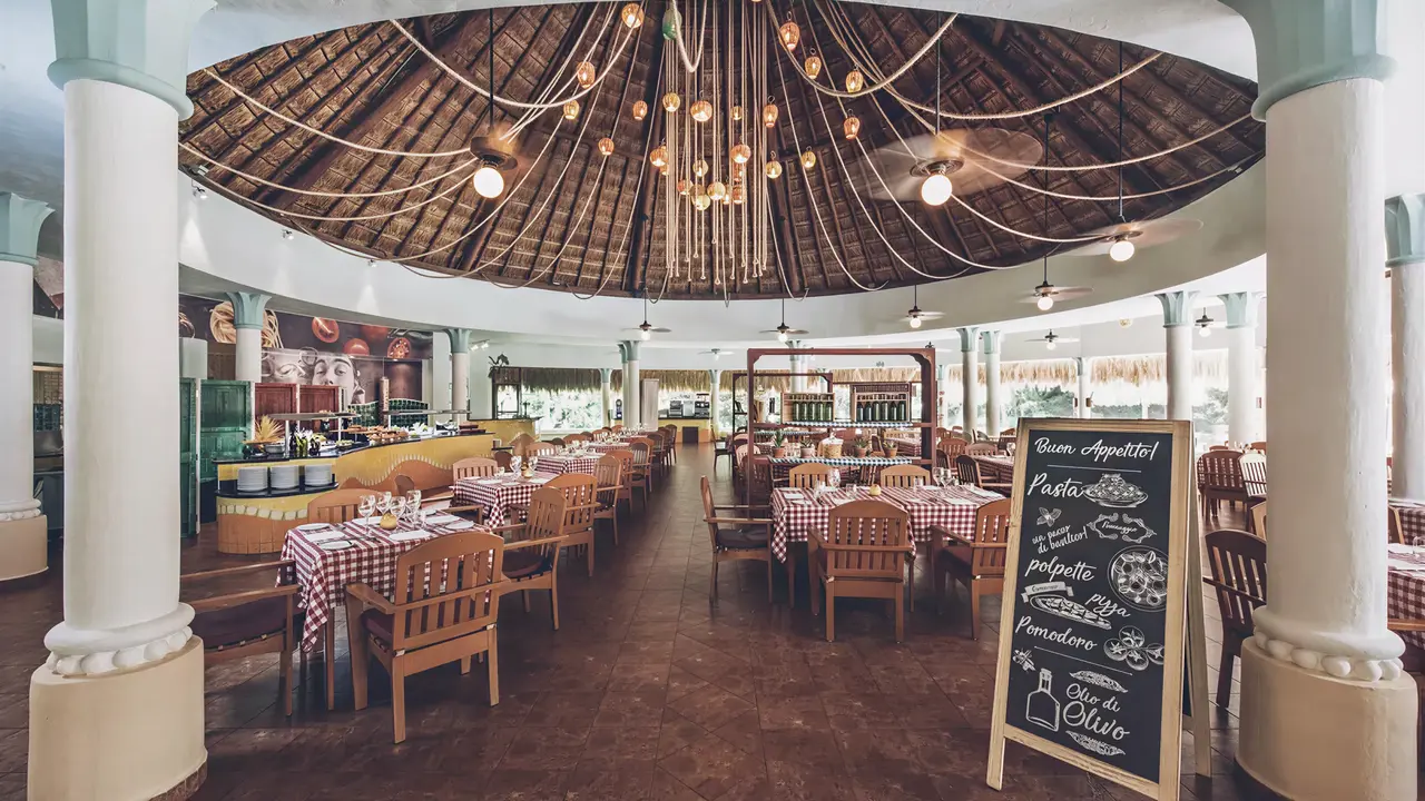 Restauracja w Iberostar Paraiso Del Mar z nakrytymi stołami