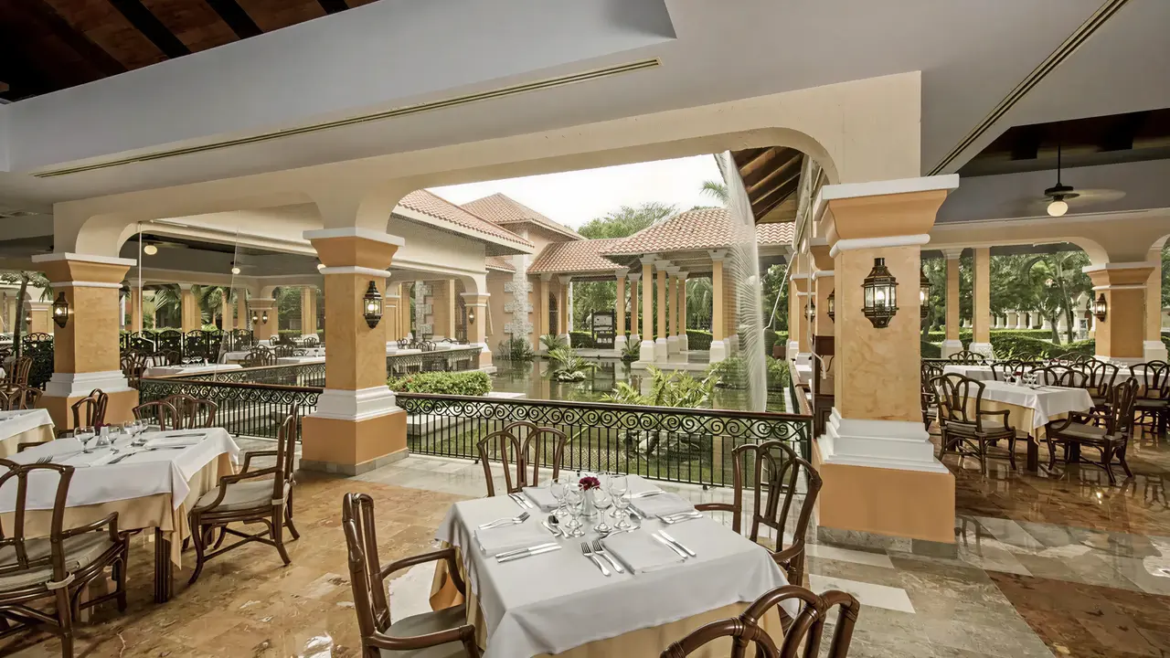 Restauracja w hotelu Iberostar Paraiso Del Mar z nakrytymi stołami