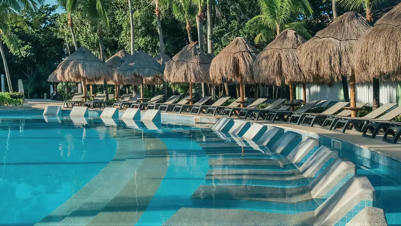 Basen z leżakami w Iberostar Paraiso Del Mar