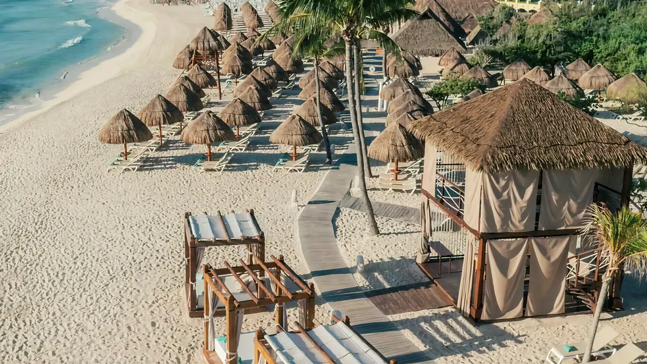 Plaża z parasolami i pawilonami w Iberostar Paraiso Del Mar