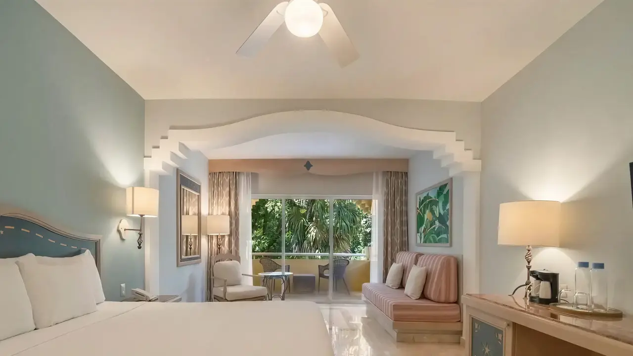 Przytulna sypialnia z tarasem w Iberostar Paraiso Del Mar