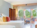Przytulna sypialnia w Iberostar Paraiso Del Mar z widokiem na taras