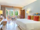Jasny pokój z łóżkiem w Iberostar Paraiso Del Mar