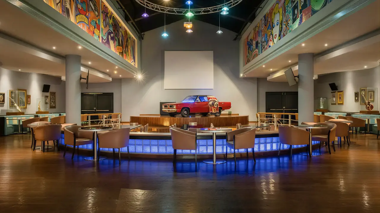 Sala rozrywki z czerwonym samochodem w Iberostar Paraiso Del Mar