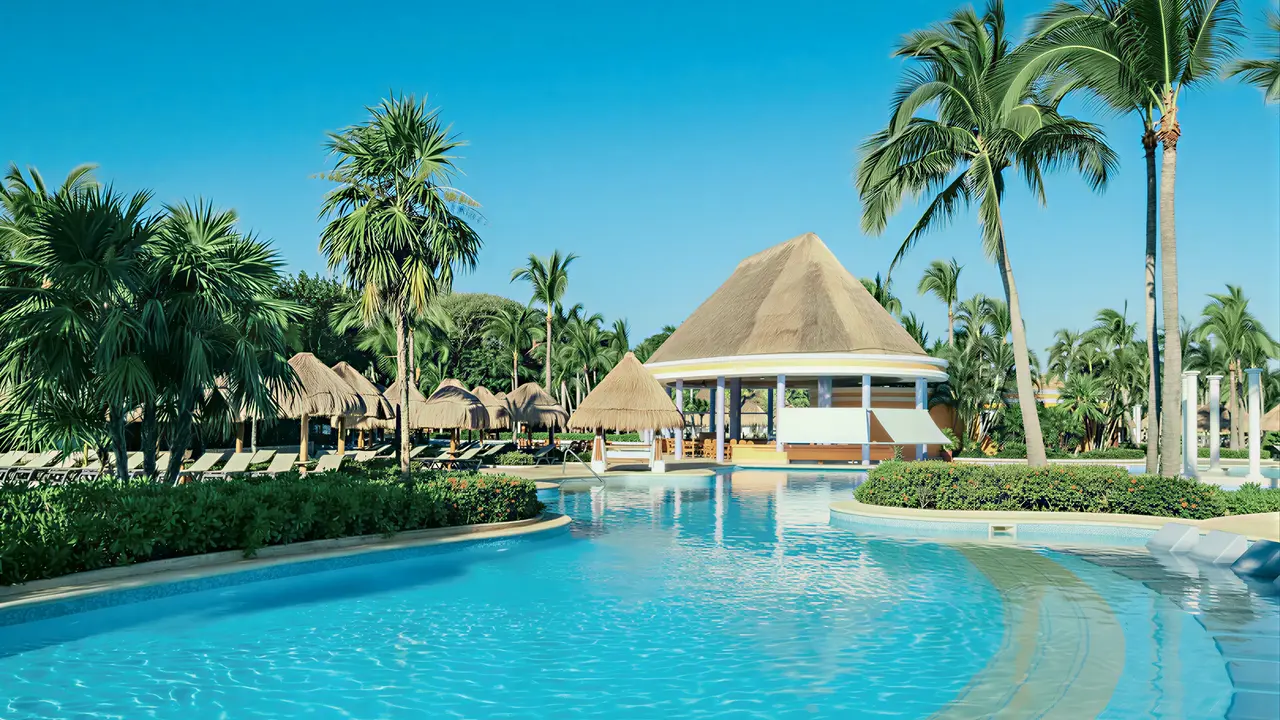 Basen w hotelu Iberostar Paraiso Del Mar z palmami