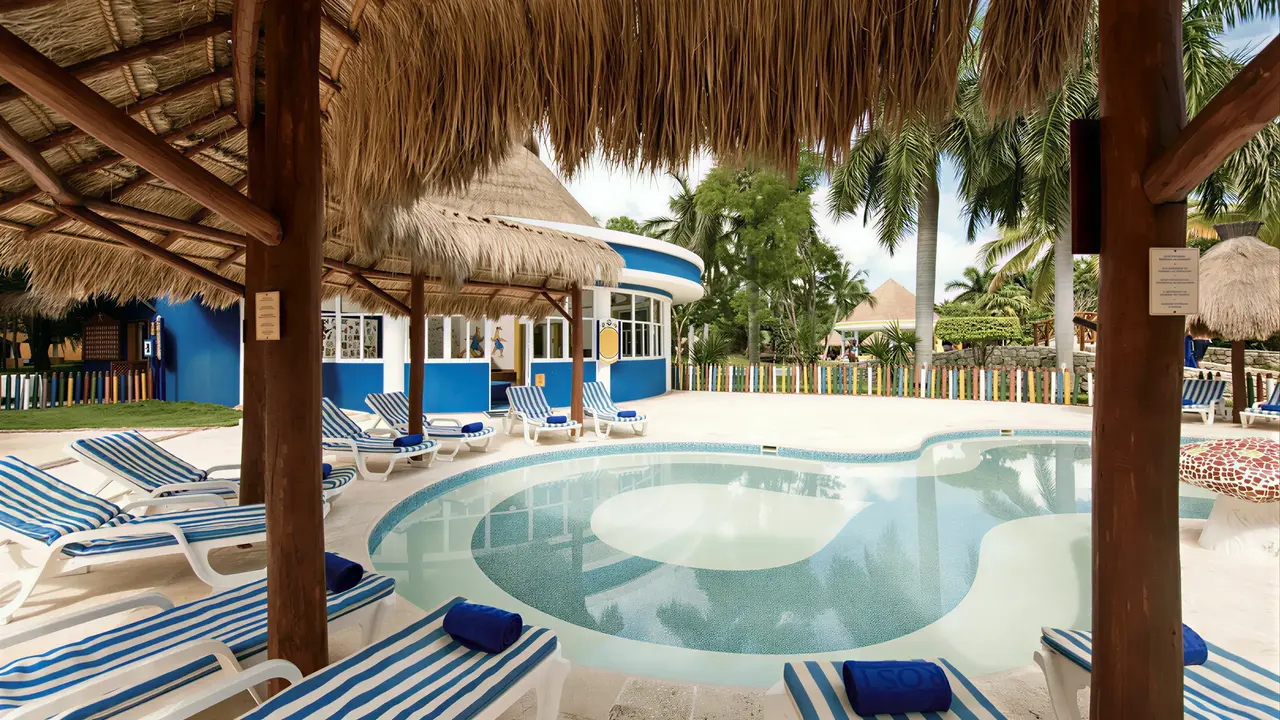 Basen i leżaki w Iberostar Paraiso Del Mar