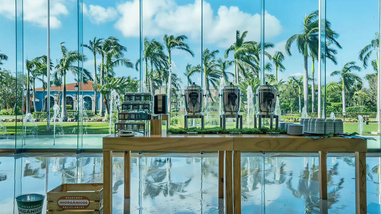 Bufet z napojami w Iberostar Paraiso Del Mar