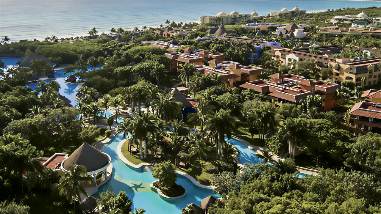Widok na kompleks Iberostar Paraiso Del Mar z basenami
