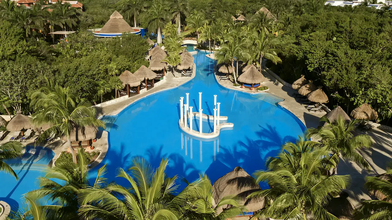 Widok na kompleks basenów w Iberostar Paraiso Del Mar