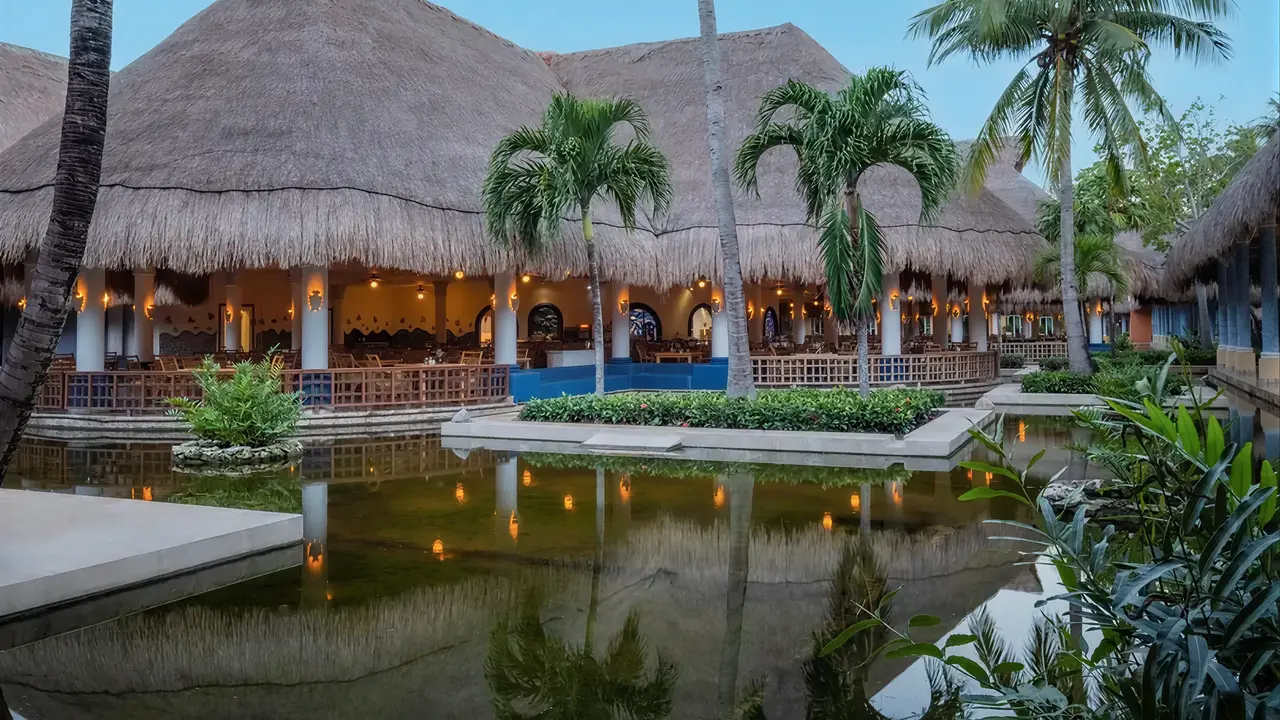 Restauracja w Iberostar Paraiso Del Mar z krytym dachem