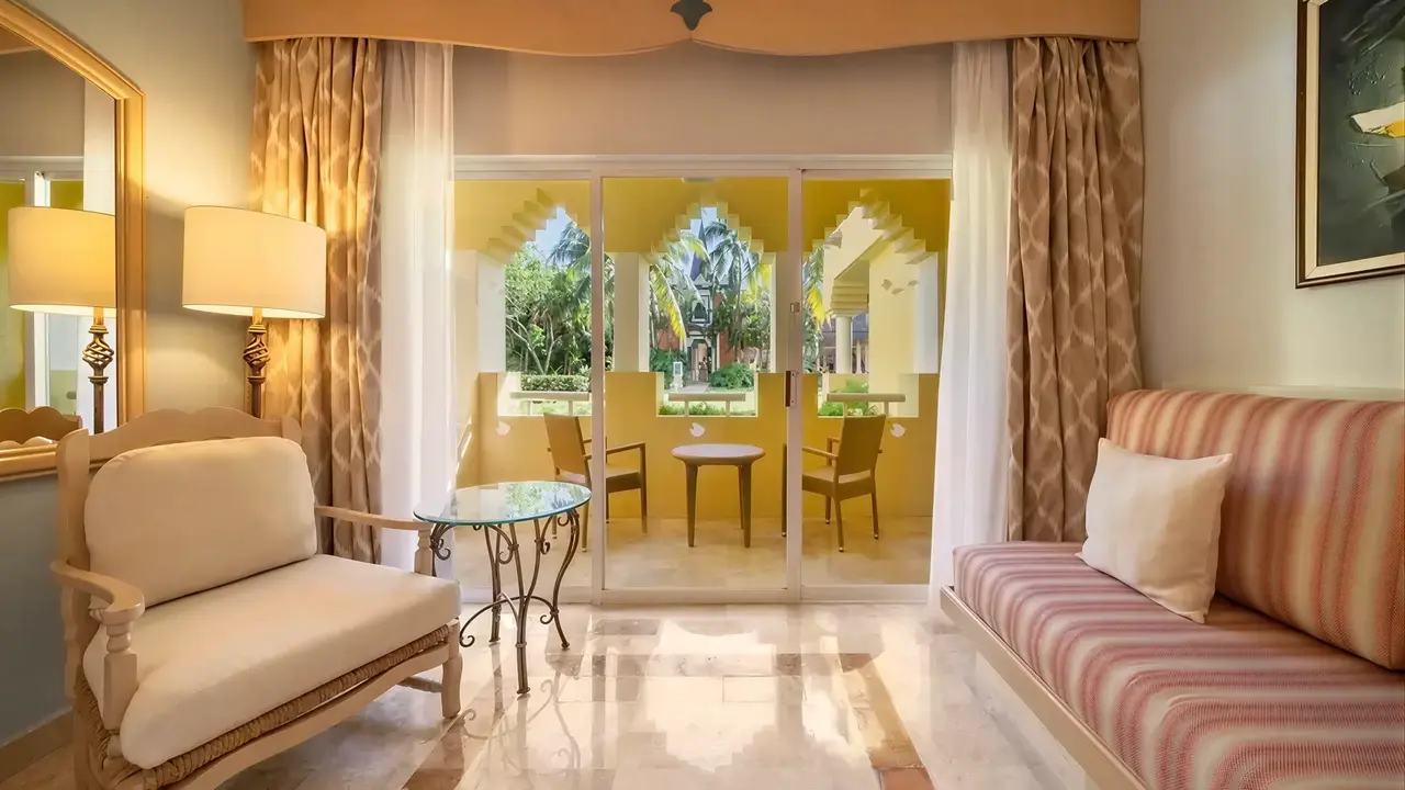 Wnętrze pokoju z tarasem w Iberostar Paraiso Del Mar