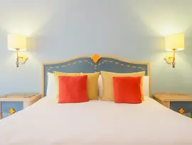 Łóżko z kolorowymi poduszkami w Iberostar Paraiso Del Mar