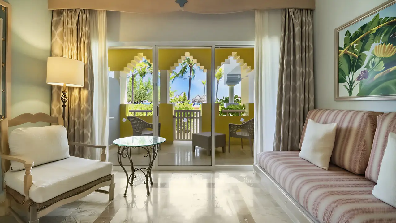 Wnętrze pokoju z tarasem w Iberostar Paraiso Del Mar