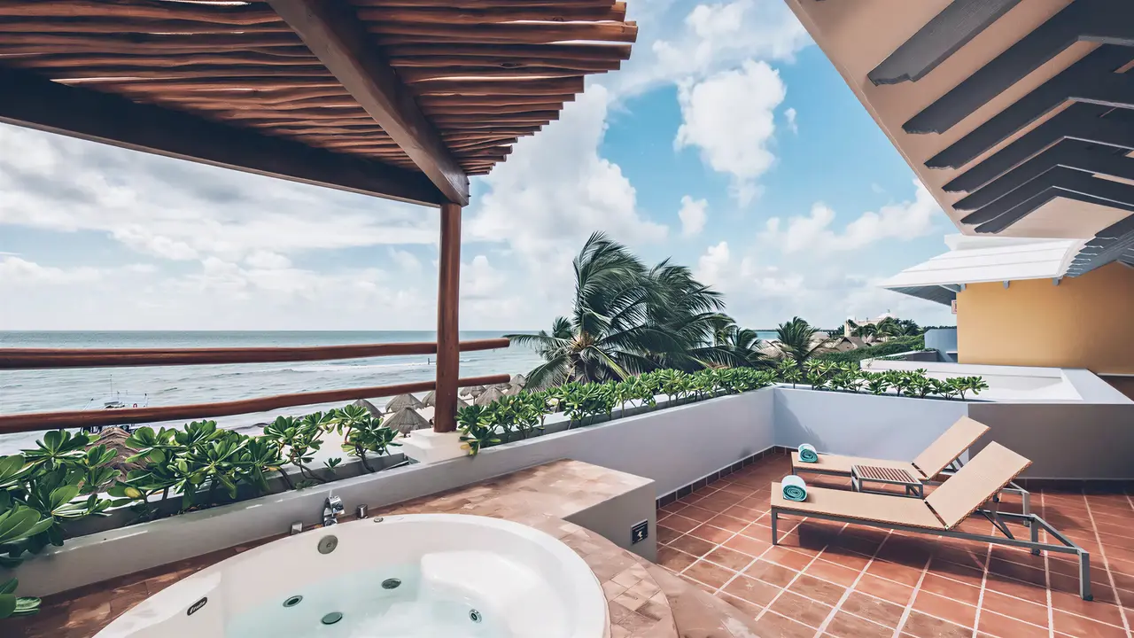 Prywatny taras z jacuzzi w Iberostar Paraiso Del Mar