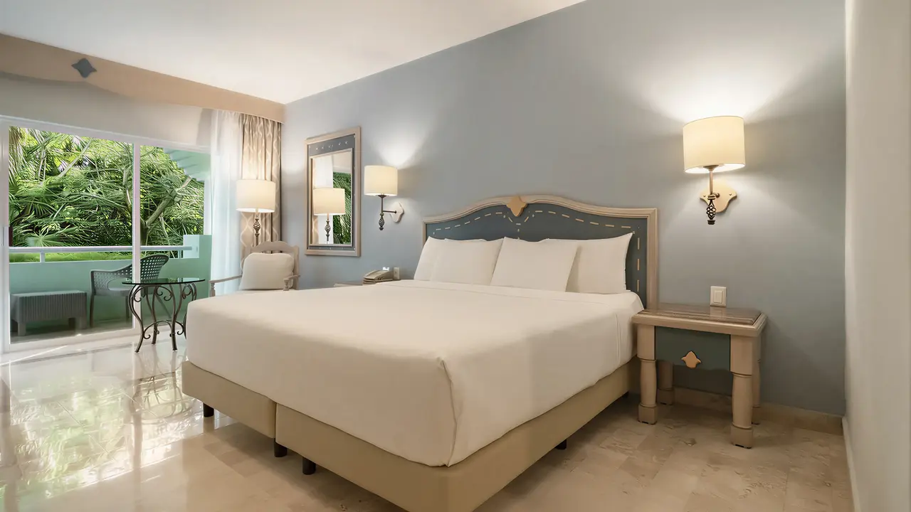 Sypialnia z dużym łóżkiem w Iberostar Paraiso Del Mar