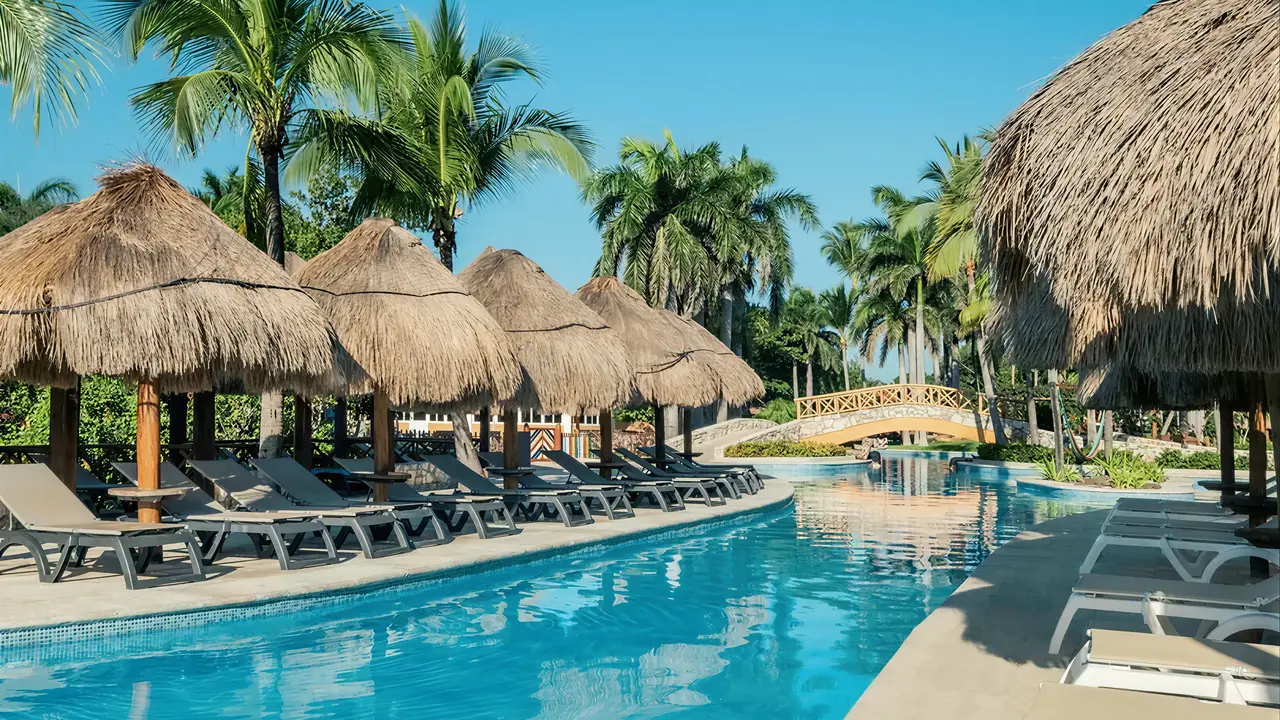 Basen z leżakami i parasolami w Iberostar Paraiso Del Mar