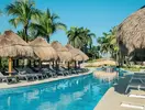 Basen z leżakami i parasolami w Iberostar Paraiso Del Mar