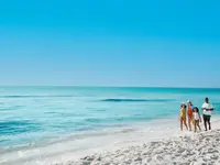 Rodzina na piaszczystej plaży w Iberostar Paraiso Del Mar