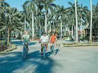 Ludzie jeżdżą na rowerach w Iberostar Paraiso Del Mar