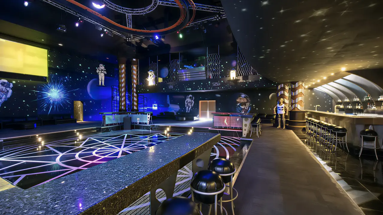 Nowoczesny bar w stylu kosmicznym w Iberostar Paraiso Del Mar