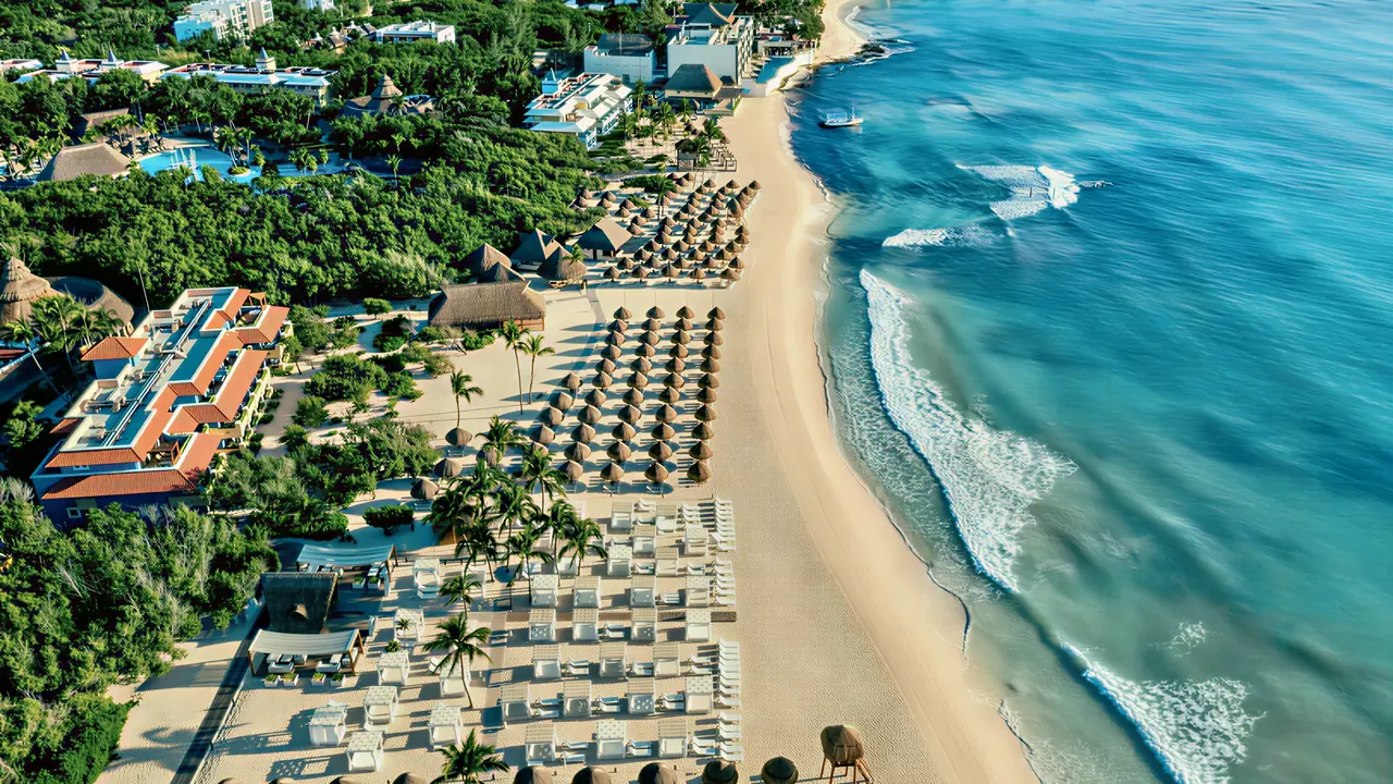 Widok z lotu ptaka na Iberostar Paraiso Del Mar i plażę