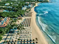 Widok z lotu ptaka na Iberostar Paraiso Del Mar i plażę