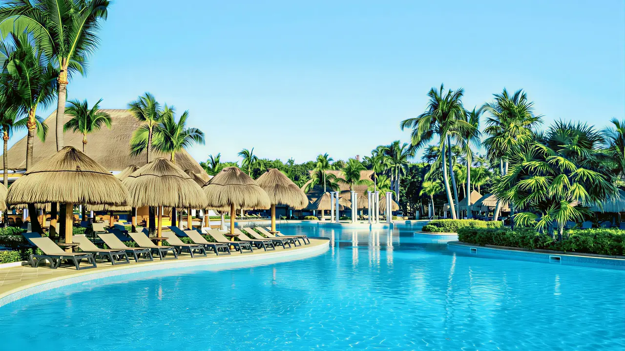 Basen z leżakami i parasolami w Iberostar Paraiso Del Mar
