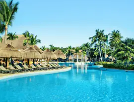 Basen z leżakami i parasolami w Iberostar Paraiso Del Mar