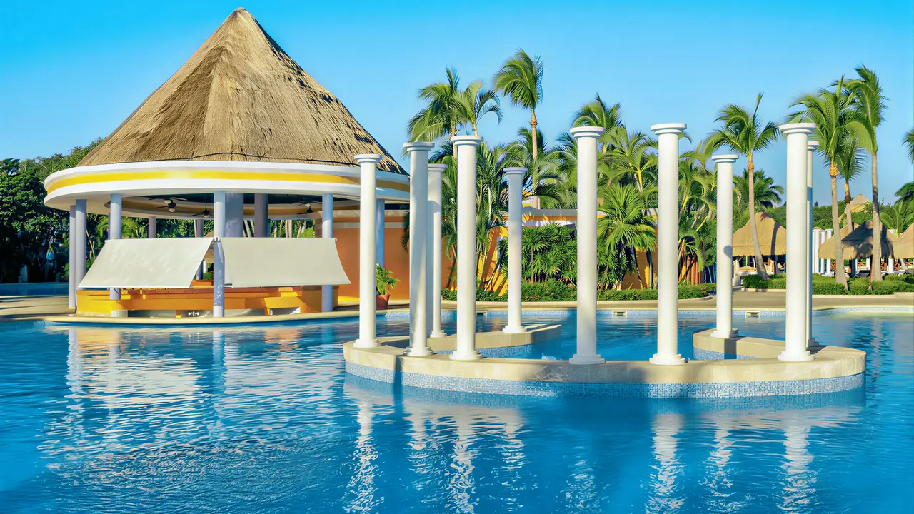 Basen z białymi kolumnami w Iberostar Paraiso Del Mar