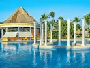 Basen z białymi kolumnami w Iberostar Paraiso Del Mar