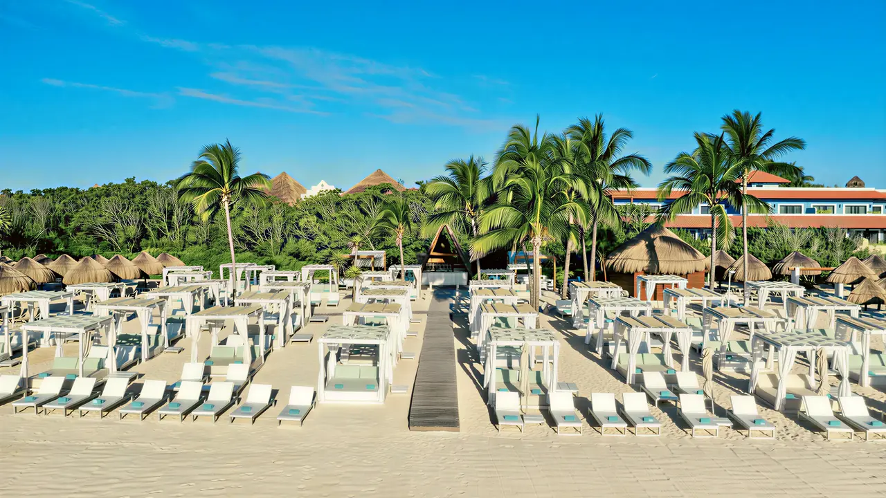 leżaki i pawilony na plaży w Iberostar Paraiso Del Mar