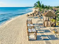 Piaszczysta plaża z pawilonami w Iberostar Paraiso Del Mar