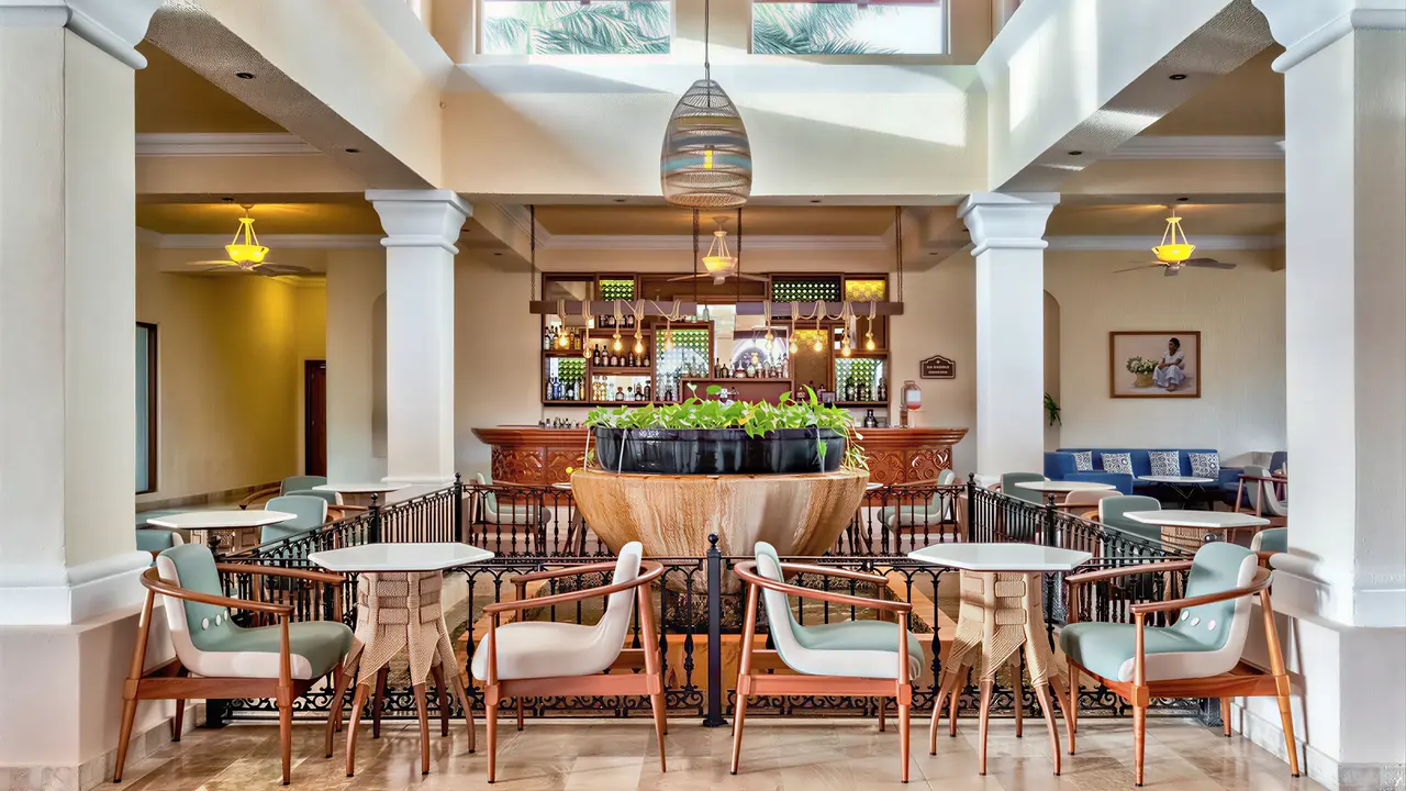 Elegancki bar z wysokimi stolikami w Iberostar Paraiso Del Mar