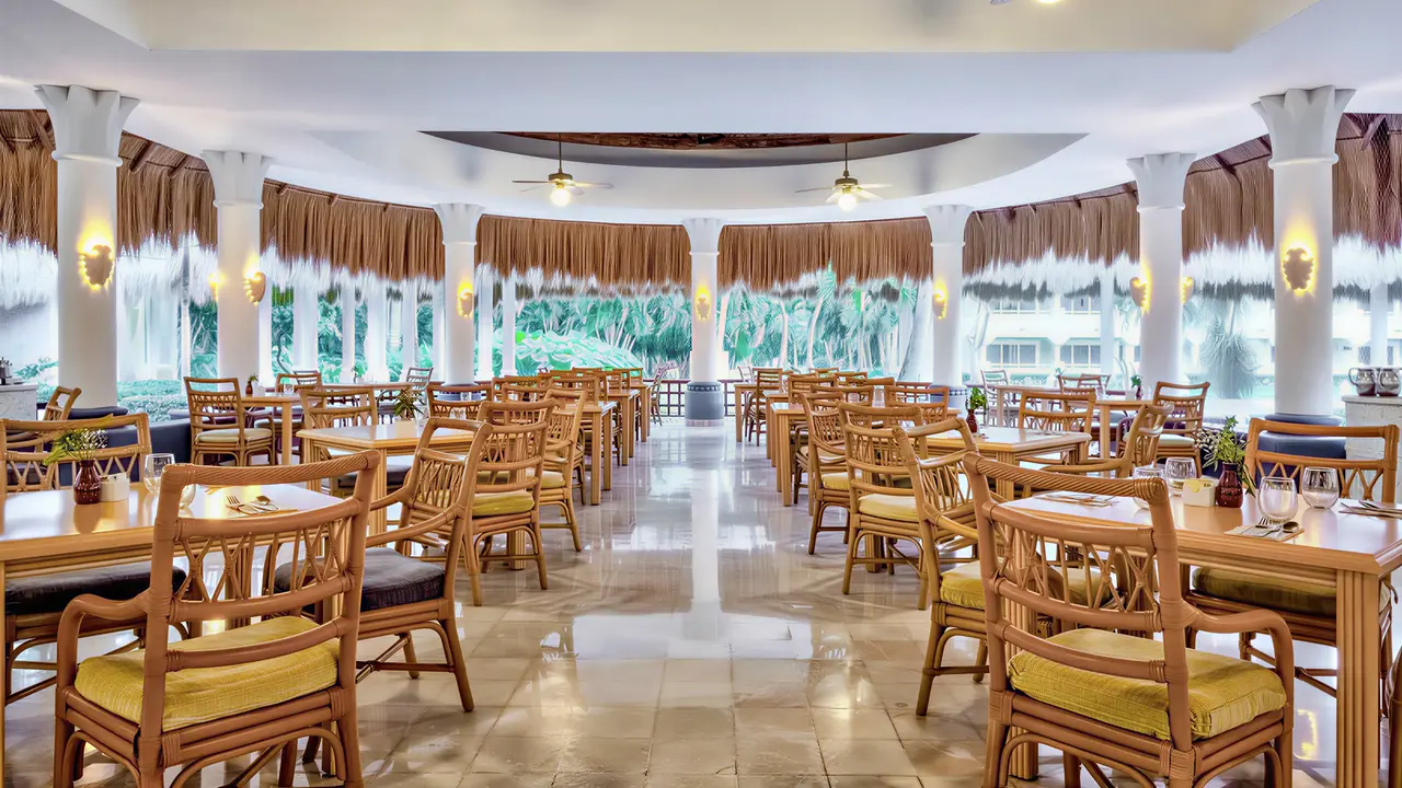 Restauracja w Iberostar Paraiso Del Mar z drewnianymi meblami