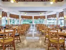 Restauracja w Iberostar Paraiso Del Mar z drewnianymi meblami