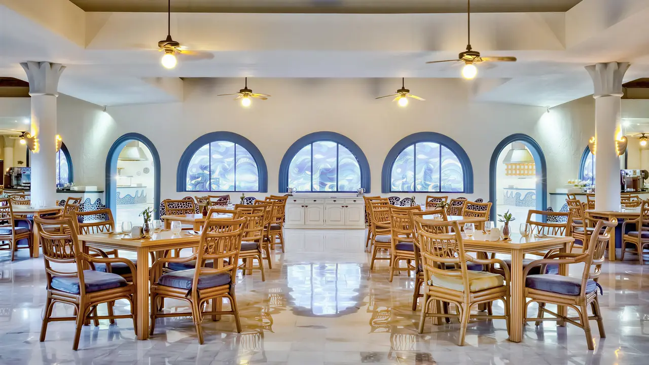 Restauracja w hotelu Iberostar Paraiso Del Mar z drewnianymi meblami