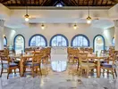 Restauracja w hotelu Iberostar Paraiso Del Mar z drewnianymi meblami