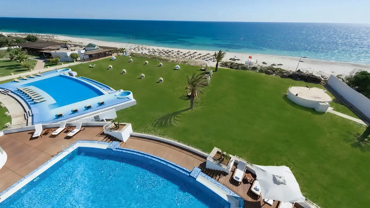 Widok na baseny i plażę w Iberostar Selection Kantaoui Bay