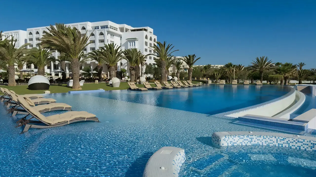 Basen z leżakami w hotelu Iberostar Selection Kantaoui Bay
