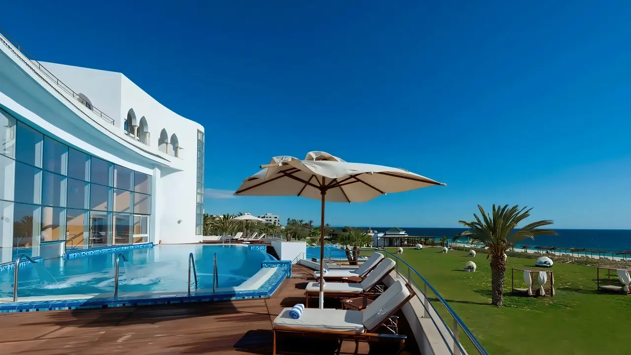 Basen i leżaki w hotelu Iberostar Selection Kantaoui Bay