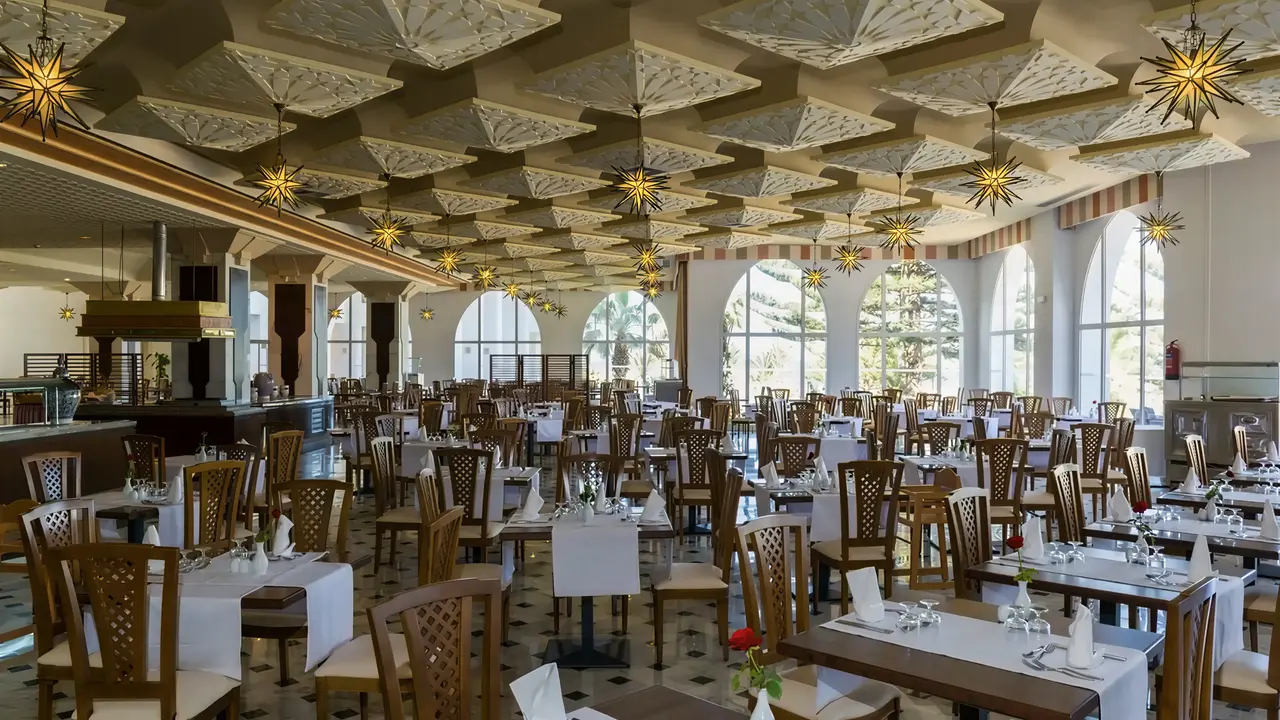 Restauracja w hotelu Iberostar Selection Kantaoui Bay z nakrytymy stołami
