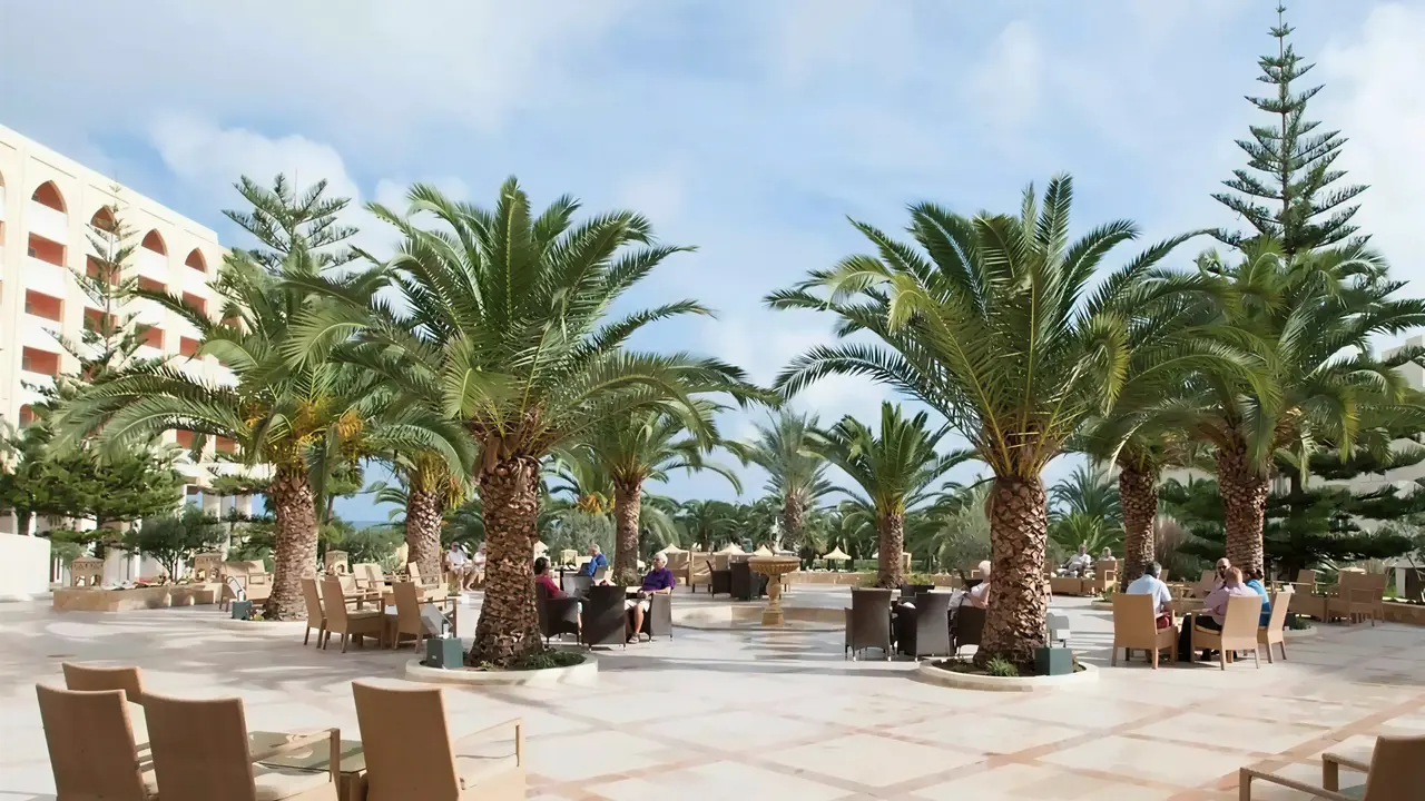 Taras z palmami i meblami w Iberostar Selection Kantaoui Bay
