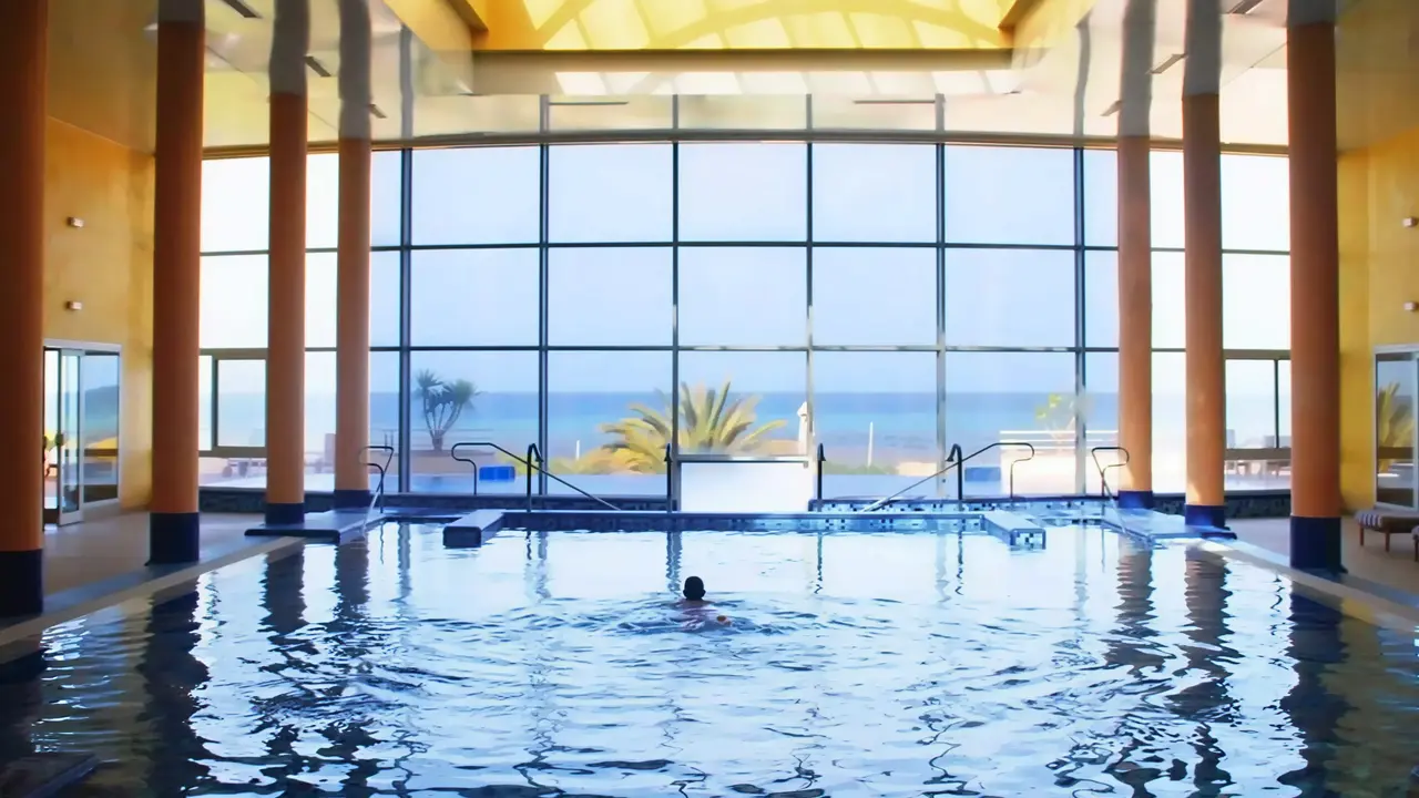 Kryty basen w Iberostar Selection Kantaoui Bay z widokiem na morze