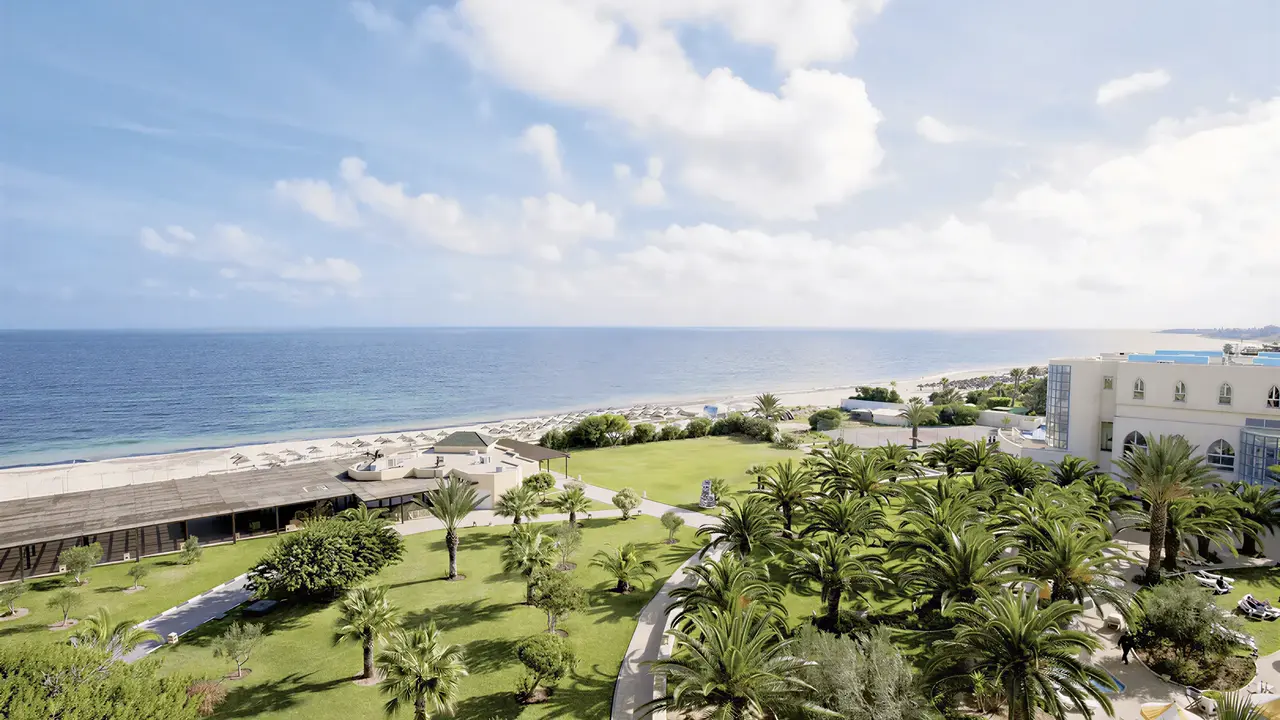 Widok na teren i budynek Iberostar Selection Kantaoui Bay