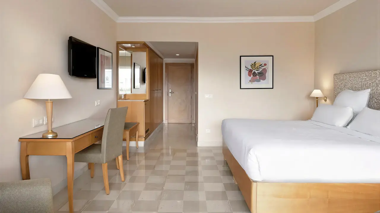 Nowoczesna sypialnia w Iberostar Selection Kantaoui Bay z biurkiem