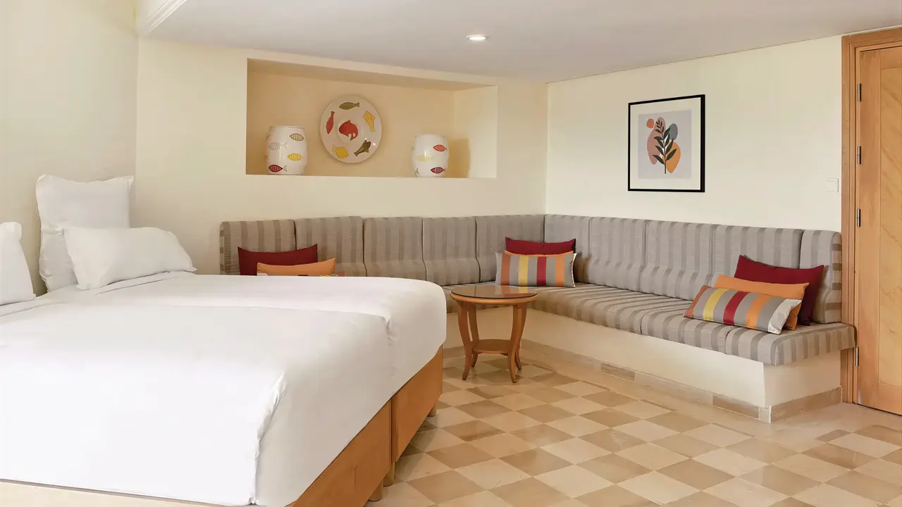 Sypialnia z kącikiem wypoczynkowym w Iberostar Selection Kantaoui Bay