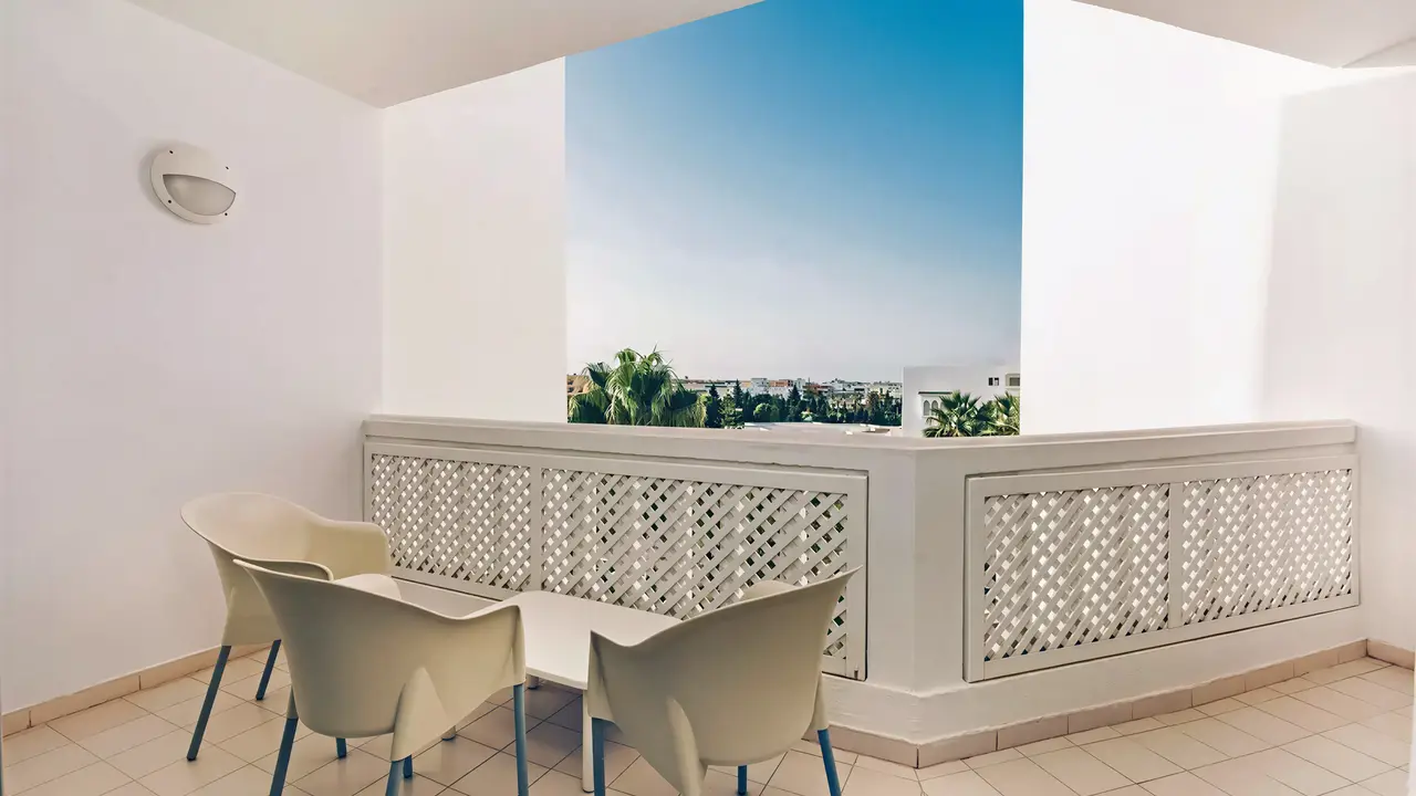 Balkon z meblami w Iberostar Selection Kantaoui Bay