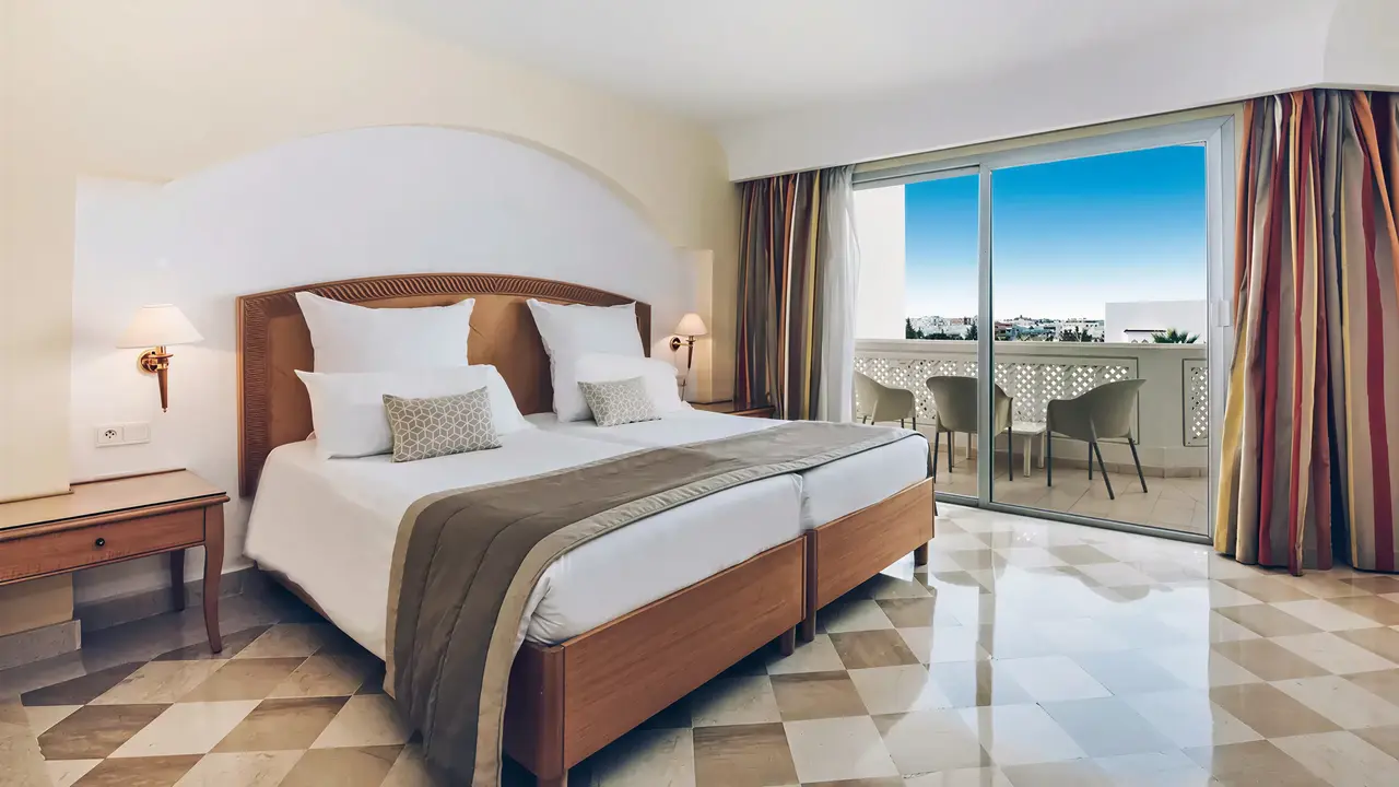 Sypialnia z widokiem na balkon w Iberostar Selection Kantaoui Bay
